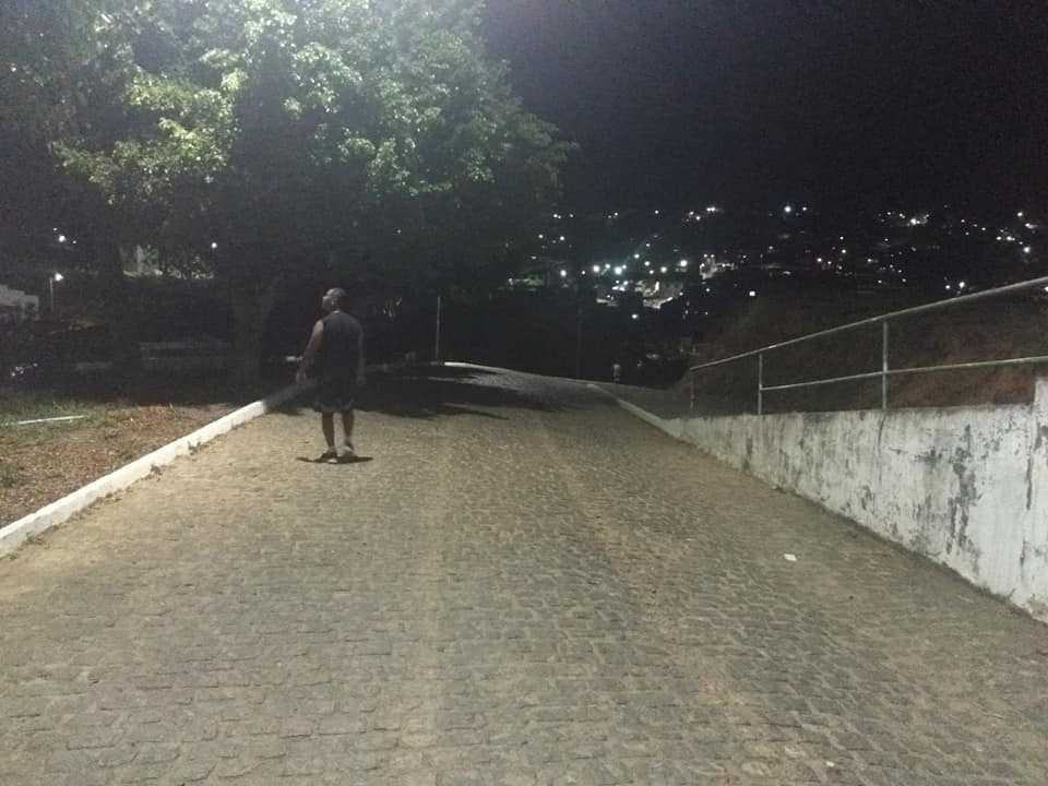 Ladeira do Colégio Municipal recebe mais iluminação para reforçar segurança dos estudantes
